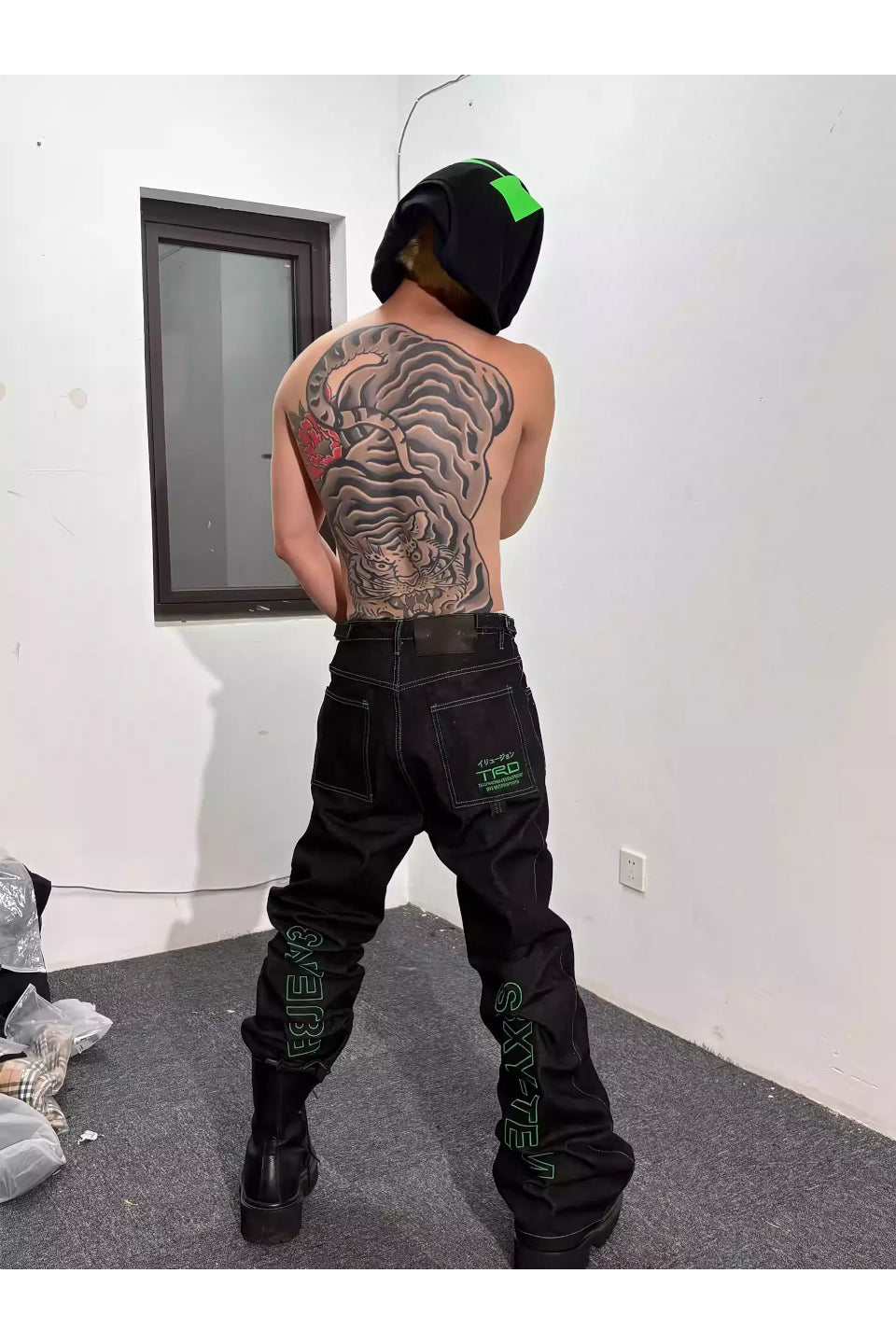 Embroidered Unslicked Raw Color Raw Denim Trousers